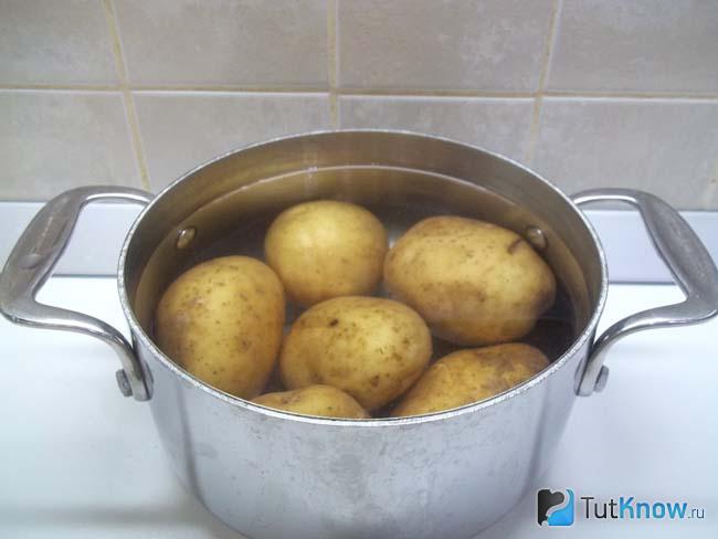 Картофель отварен и нарезан дольками
