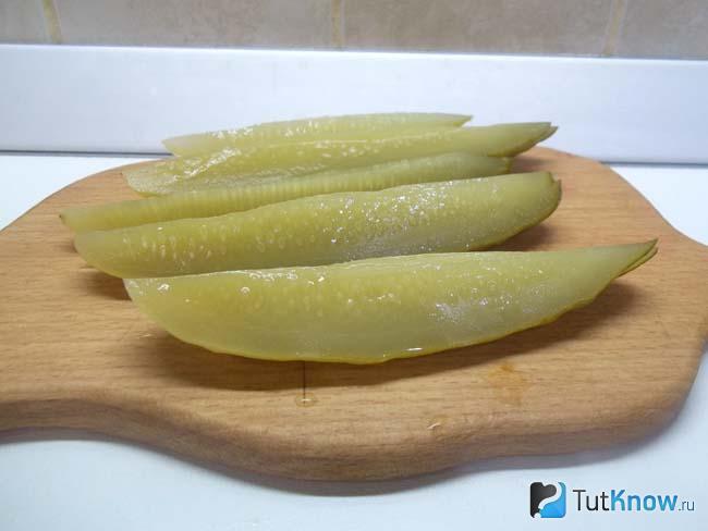 Огурцы нарезаны дольками