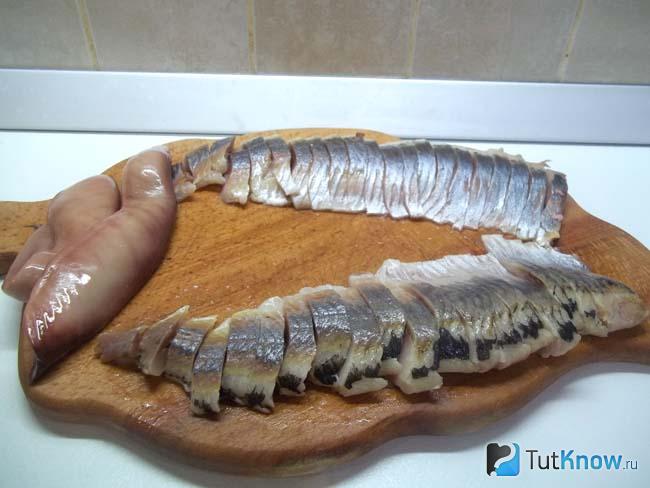 Селедка нарезана кусочками