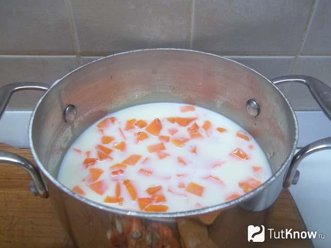 Тыква с кашей залиты молоком и продукты отварены