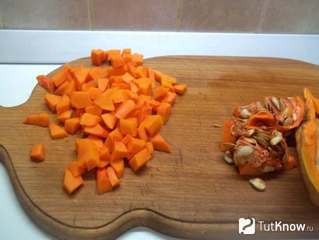 Тыква очищена и нарезана кубиками