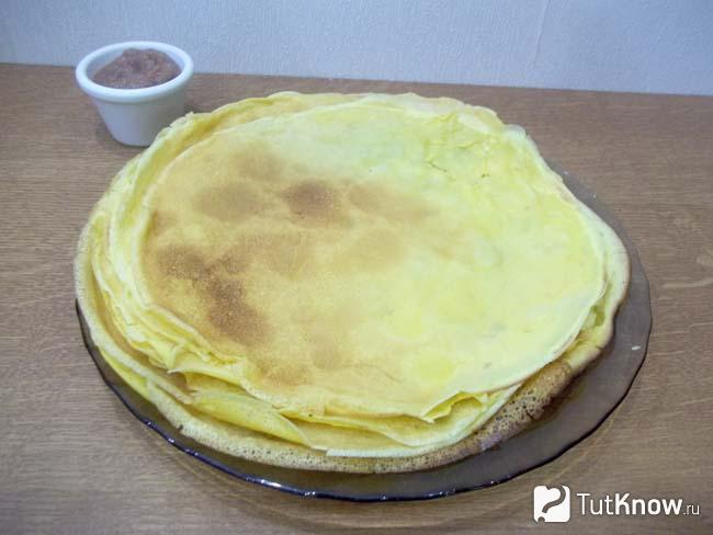 Испеченные блины сложены стопкой