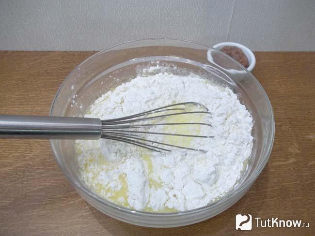 К жидким продуктам добавлена мука