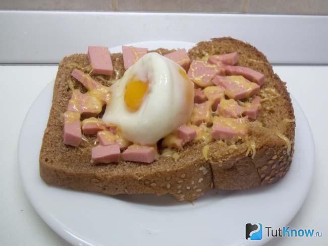 Готовые гренки с колбасой, сыром и яйцом-пашот