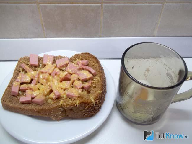 Хлеб с колбасой и сыром и яйца-пашот готовы