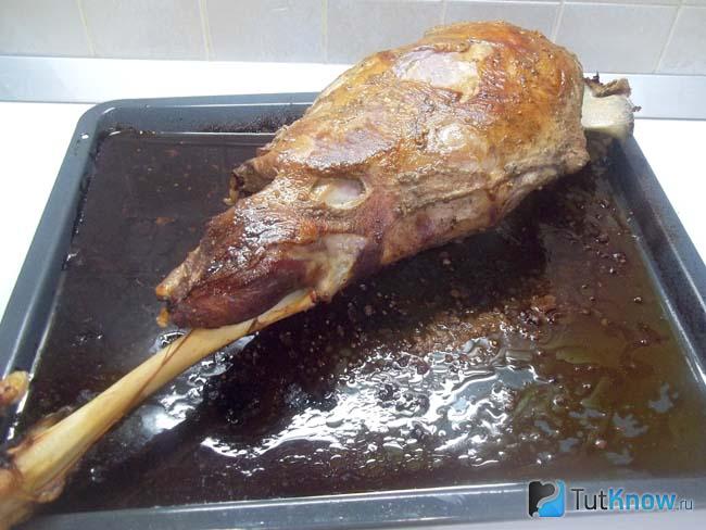 Готовая запеченная баранья нога
