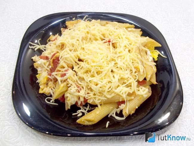 Готовые макароны с помидорами и сыром