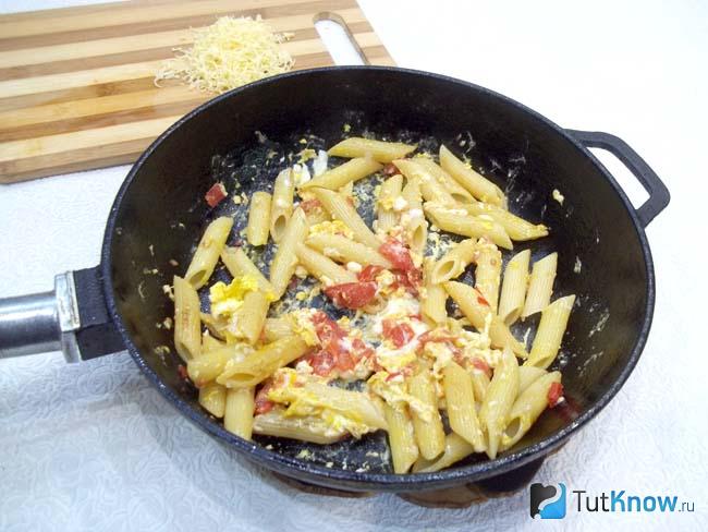 Макароны с помидорами перемешаны с яйцом