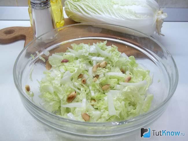 Готовый салат из пекинской капусты с арахисом