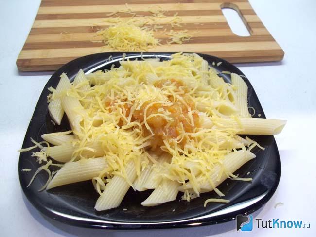 Готовые макароны с сыром и кабачковой икрой