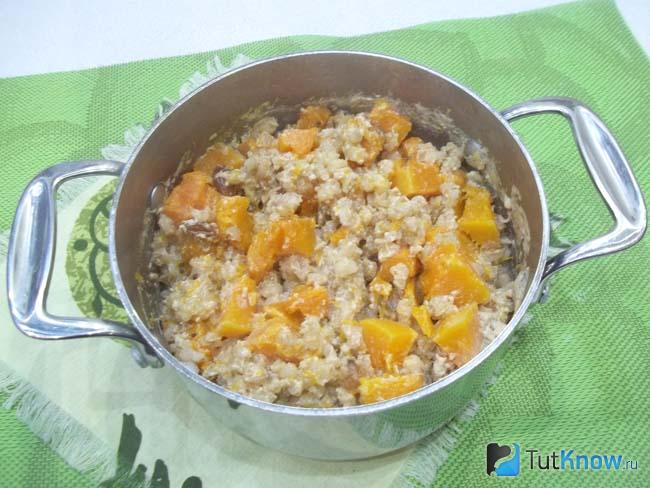 Готовая тыквенная каша на молоке с перловкой, медом и изюмом