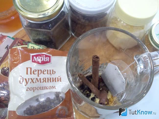 В чашку сложены все продукты
