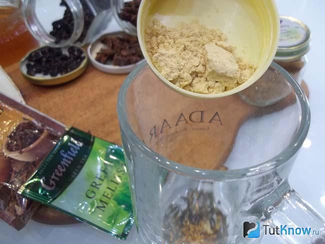 В чашку насыпан молотый имбирь