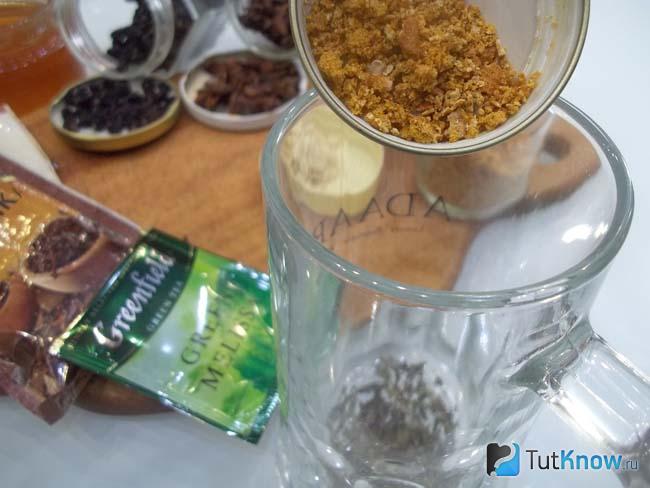 В чашку насыпана апельсиновая цедра