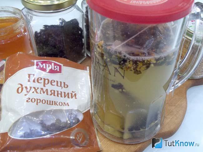 Чашка закрыта крышкой