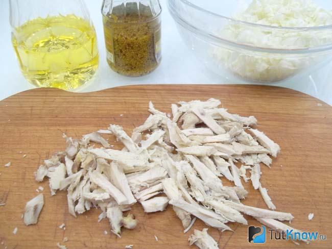 Отваренное куриное филе нарезано соломкой