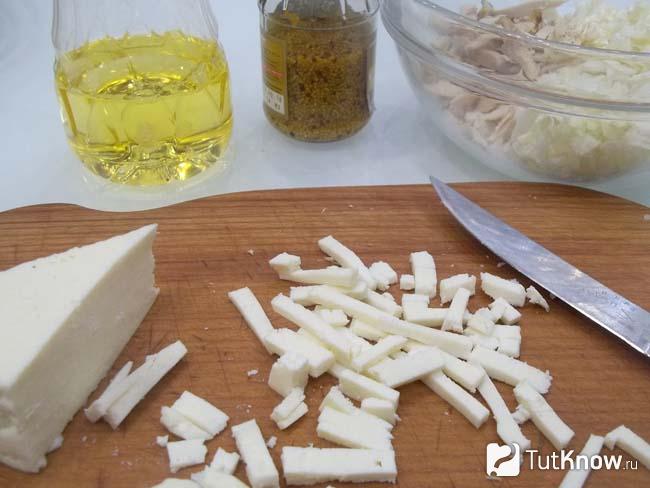 Сыр нарезан соломкой