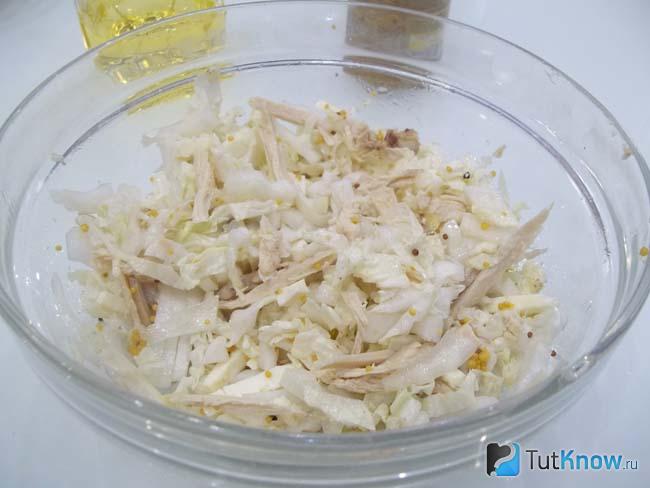 Пекинская капуста, курица и сыр перемешаны