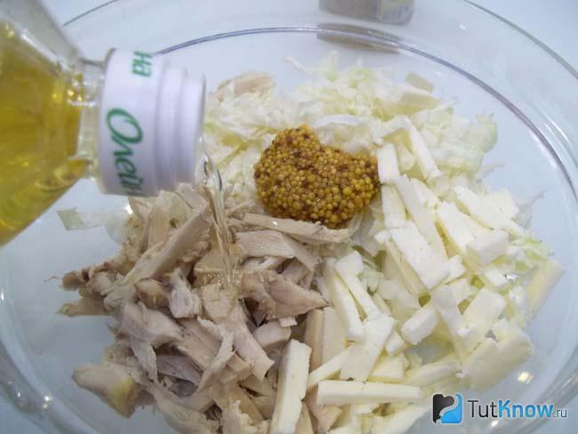Продукты сложены в глубокую тарелку, добавлена горчица и масло