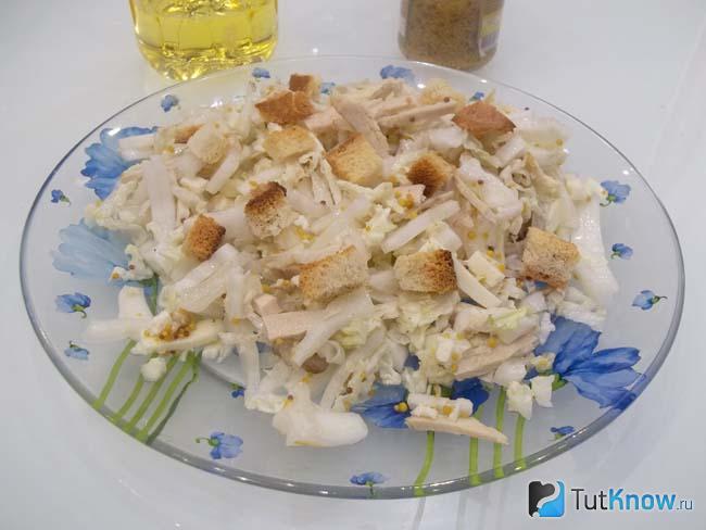 Готовый салат из пекинской капусты, курицы с сыром и сухариками