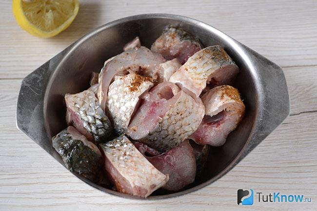 Кусочки пеленгаса в мисочке