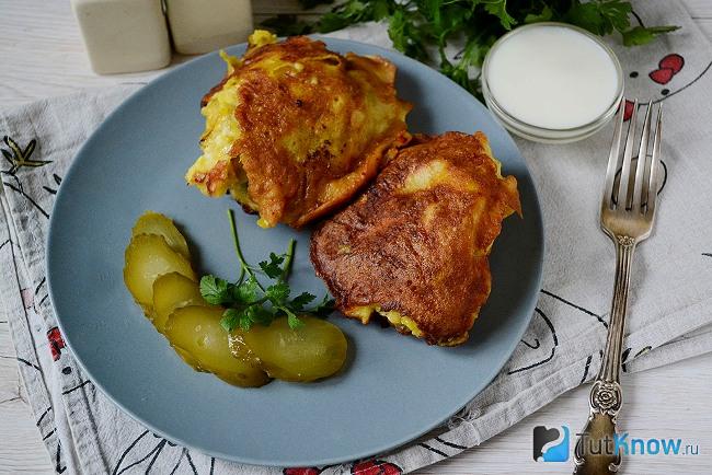 Готовые к подаче куриные бедра в кляре