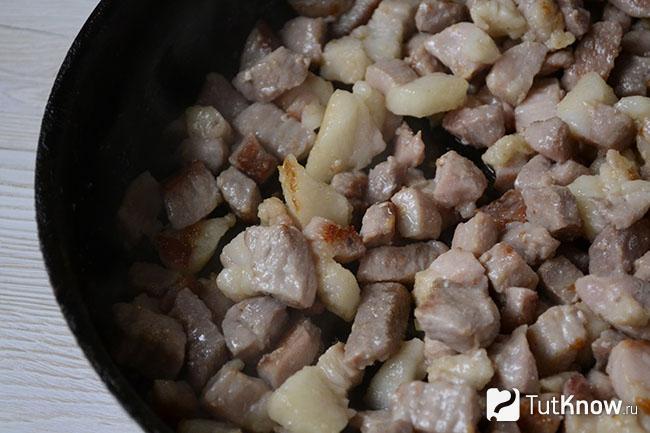 Мясо жарится на сковороде