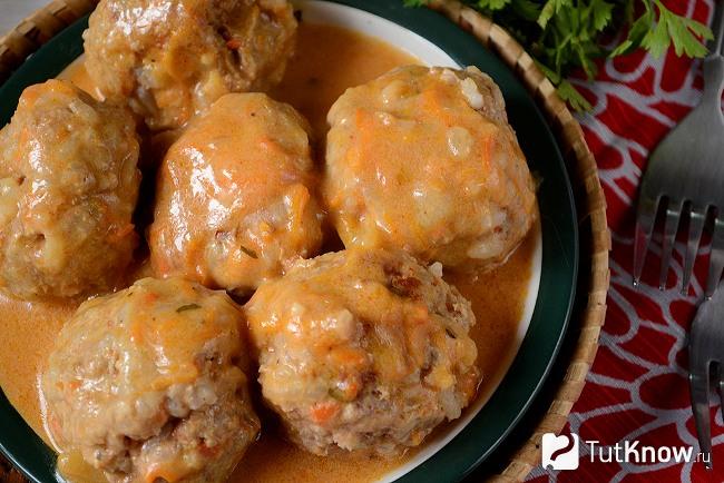 Тефтели с рисом в томатно-сметанной подливе с овощами
