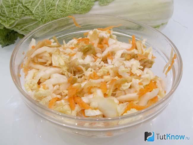 Готовый салат из свежей капусты, моркови и яблок по диете Дюкана
