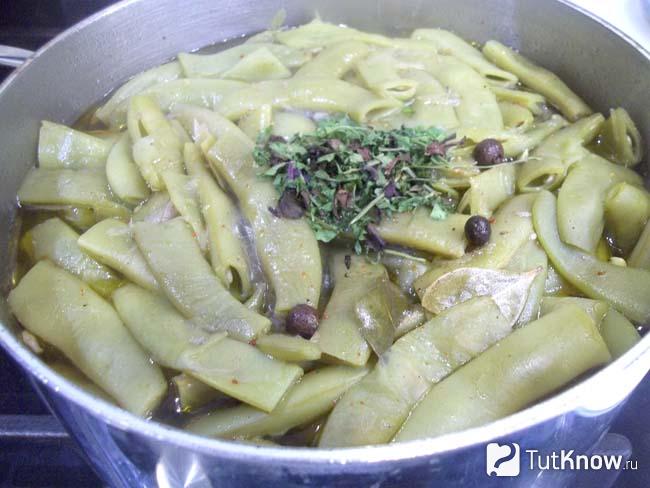 Готовый суп с курицей, картофелем и замороженной спаржей