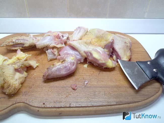 Курица нарезана кусочками