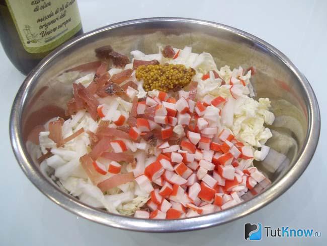 Продукты соединены в салатнице