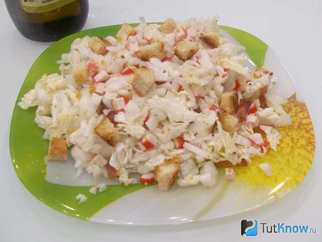 Готовый салат с пекинской капустой, крабовыми палочками, балыком и сухариками