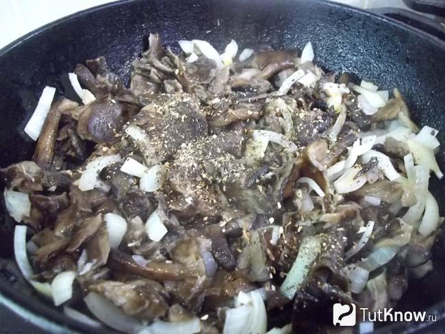 Грибы с луком жарятся