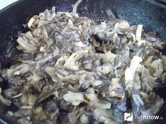 Готовые грибы тушеные в сливовом соусе со сметаной