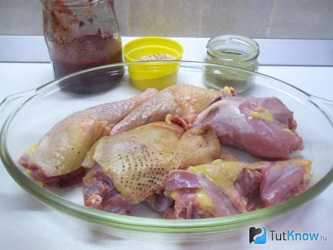 Курица нарезана кусочками