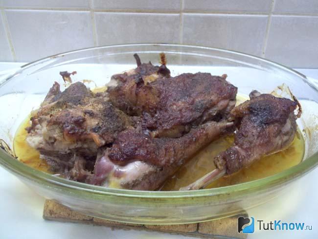 Готовая домашняя курица в соусе ткемали в духовке