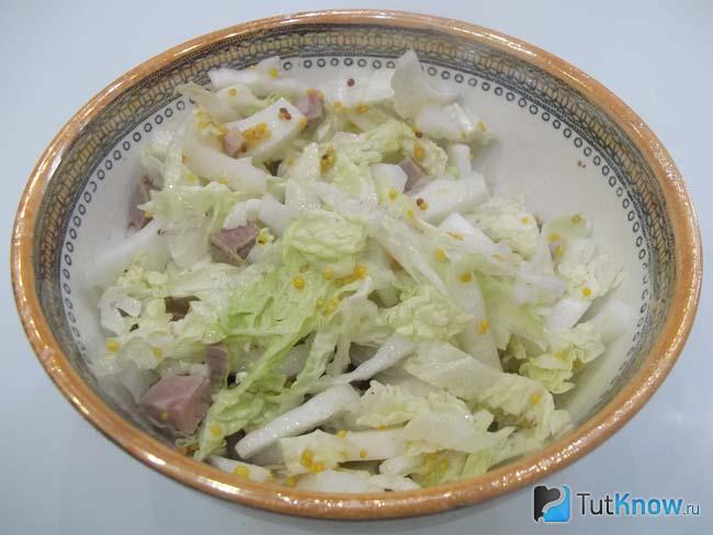 Салат с пекинской капустой, луком, бужениной перемешан
