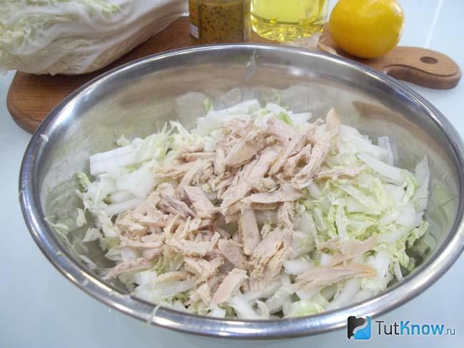 Курица отварена и нарезана соломкой