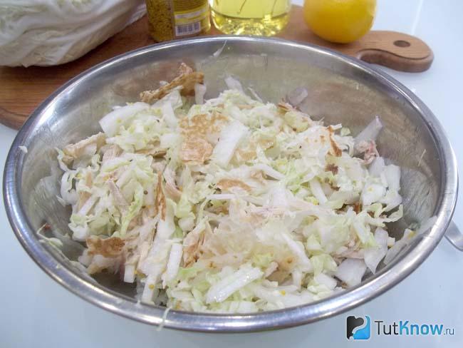 Готовый салат с чипсами из лаваша, пекинской капустой и отварной курицей