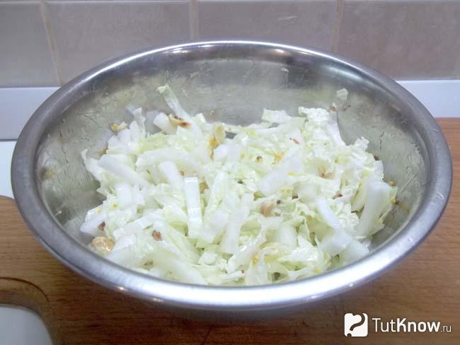 Готовый салат с пекинской капустой, арахисом и французской горчицей
