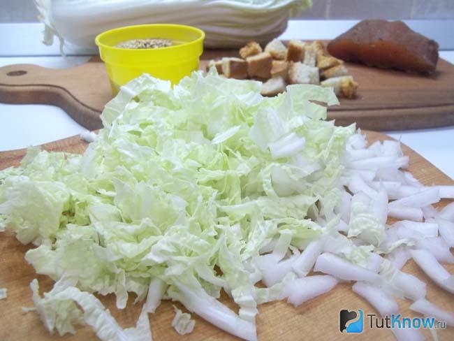 Пекинская капуста нашинкована тонкой соломкой