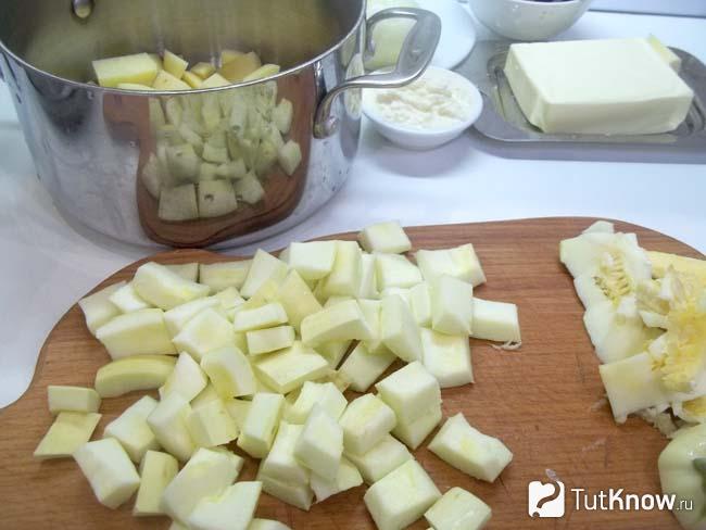 Кабачки нарезаны кусочками