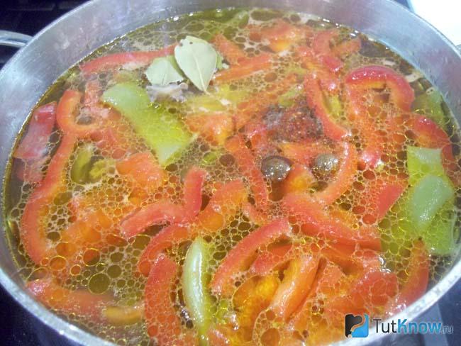 Готовый суп из утки с замороженным сладким перцем и спаржевой фасолью