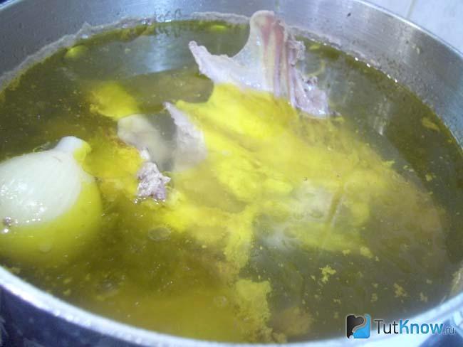 С сваренный бульон добавлен нарезанный картофель
