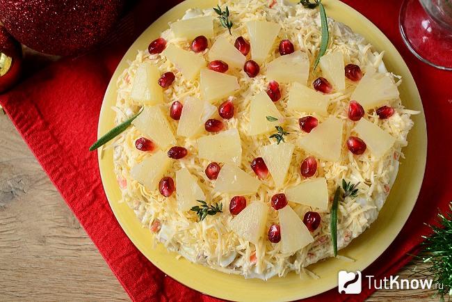 Салат на Новый год с курицей «Ананасовый цветок»