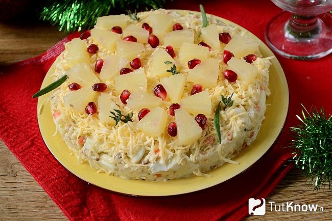 Готовый к подаче салат на Новый год с курицей «Ананасовый цветок»