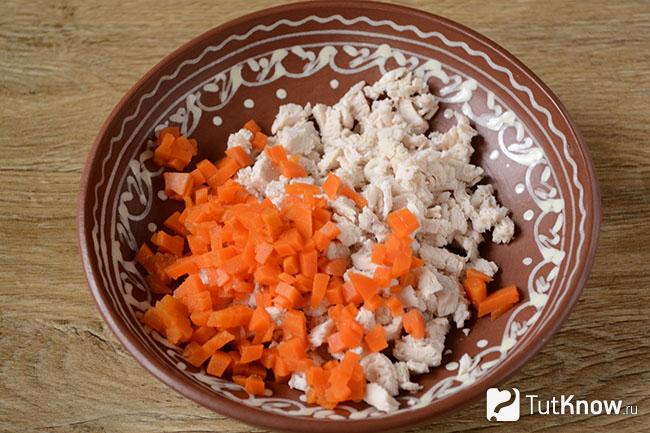 Куриное филе и вареная морковка