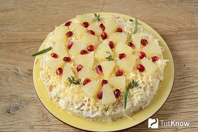 Декорирование салата с курицей ананасами