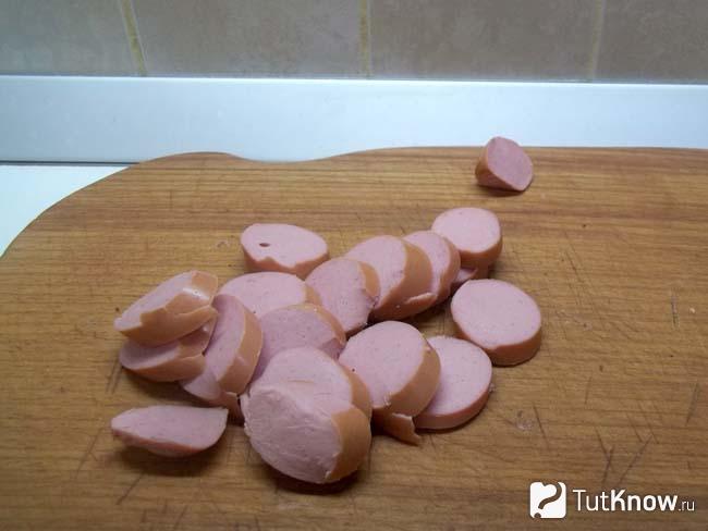 Сосиски нарезаны кольцами
